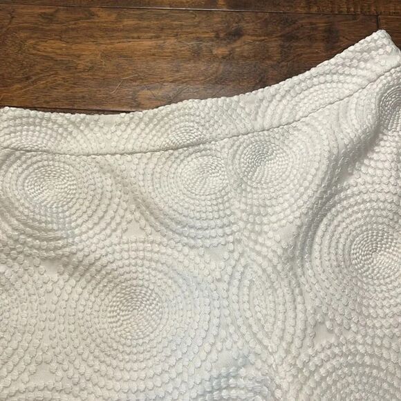 TRINA TURK White Embroidered Hanah Short In White, size SMALL - Picture 2 of 8